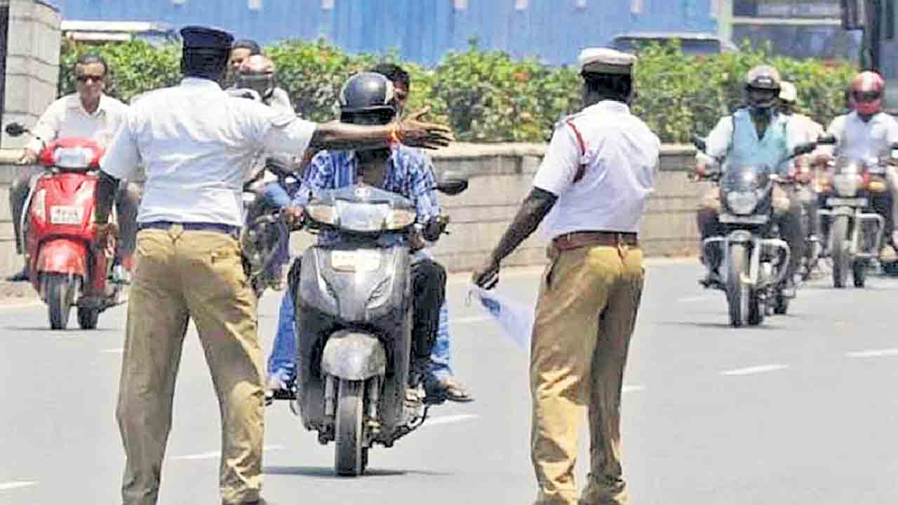 సీట్‌ బెల్ట్‌ లేదని బైకర్లకు జరిమానా