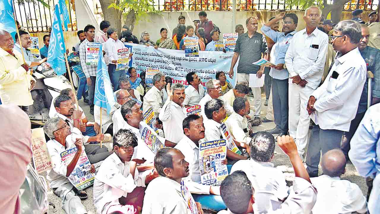 దివ్యాంగుల నిరసన గళం