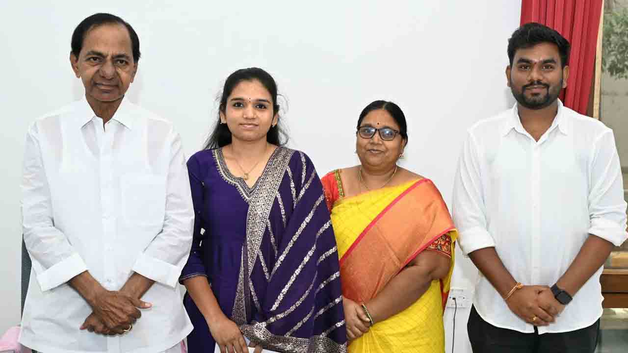 మెడిసిన్‌ పీజీలో కిష్టయ్య కూతురు పాస్‌.. ప్రియాంక మెడికల్‌ ఫీజు చెల్లించిన కేసీఆర్‌
