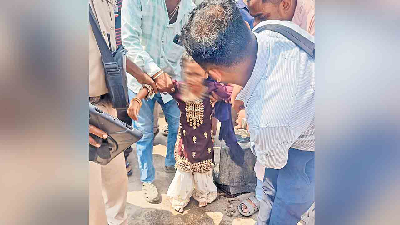 మంటగలిసిన పేగుబంధం.. ఆరేండ్ల చిన్నారి కూతురును హుస్సేన్‌సాగర్‌లోకి విసిరిన మహిళ