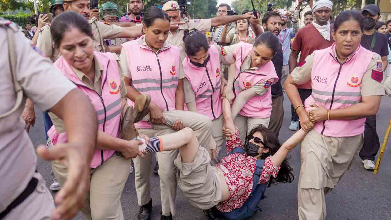 ఢిల్లీలో పోలీసుల దౌర్జన్యం