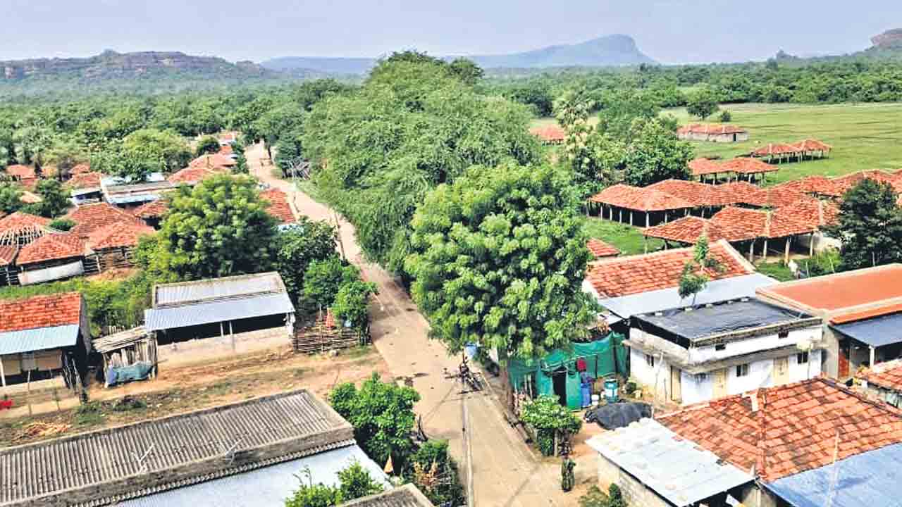 తెల్లారేలోగా ఊరంతా నేలమట్టం.. అర్ధరాత్రి వేళ.. పేదల ఇండ్లపైకి బుల్డోజర్లు