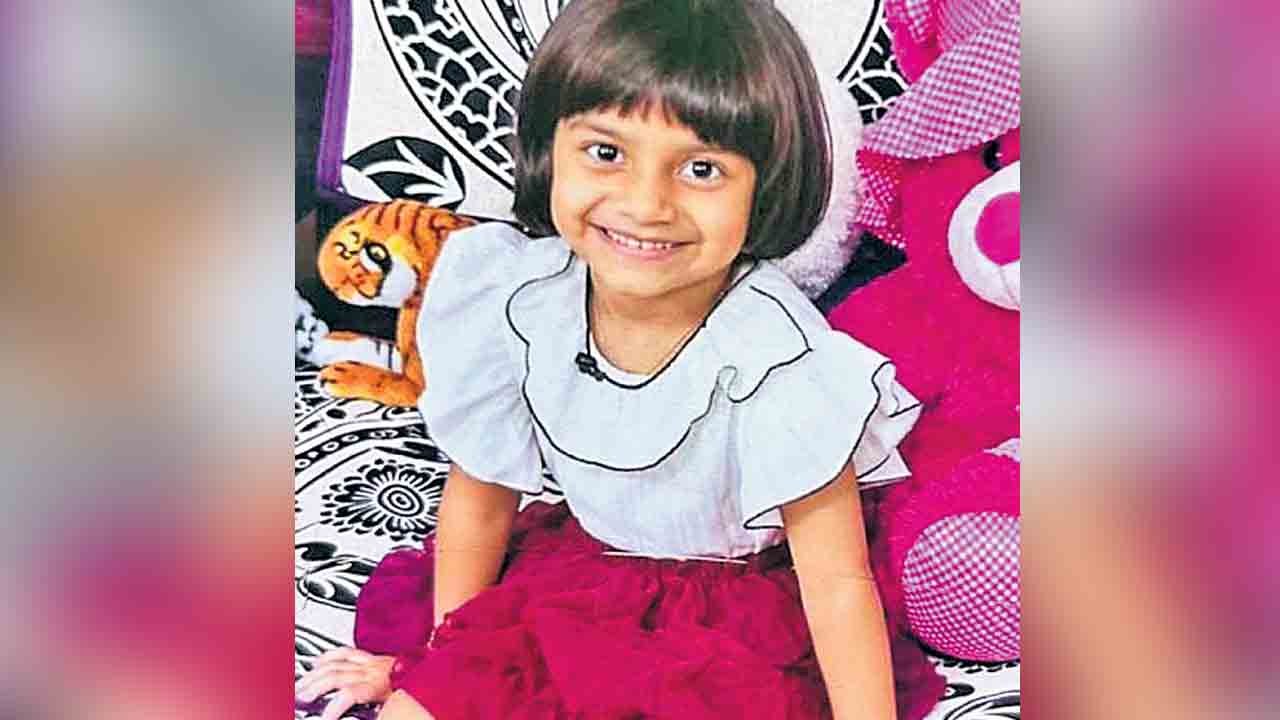 చేతులు కాళ్లు కట్టేసి.. నడుముకు రాయికట్టి