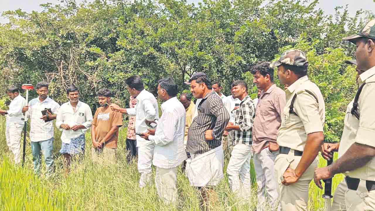 పోలీస్‌ బలగాలతో వచ్చి భూసర్వే చేస్తరా?
