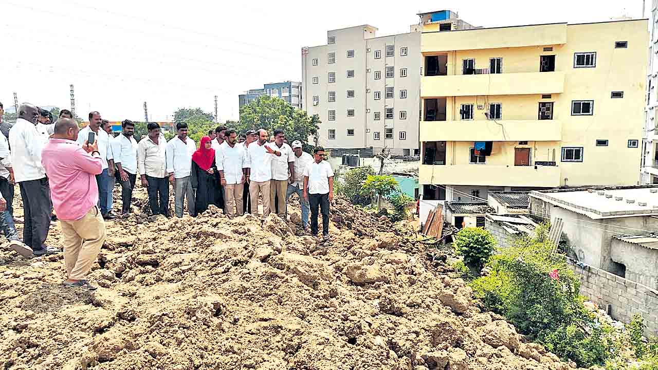 హైడ్రా అరాచకం.. గోపన్‌పల్లి తండాలో భారీగా మట్టి డంపింగ్‌
