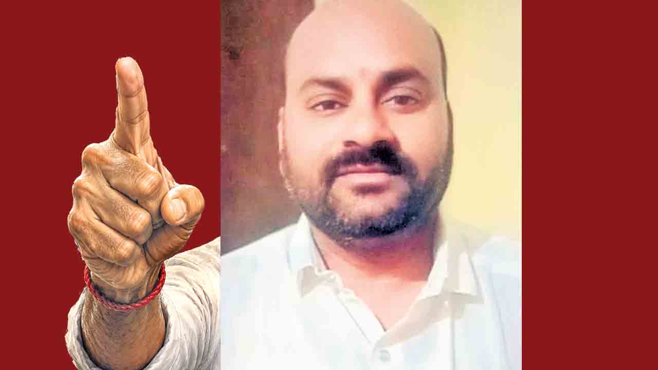 నిర్మాణదారులను బెదిరిస్తూ.. కాంగ్రెస్‌ నేత వసూళ్లు