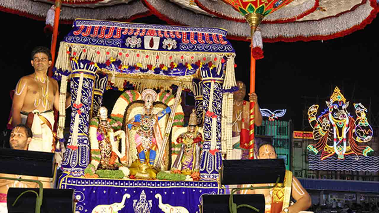 ముత్యపు పందిరిపై శ్రీవారు