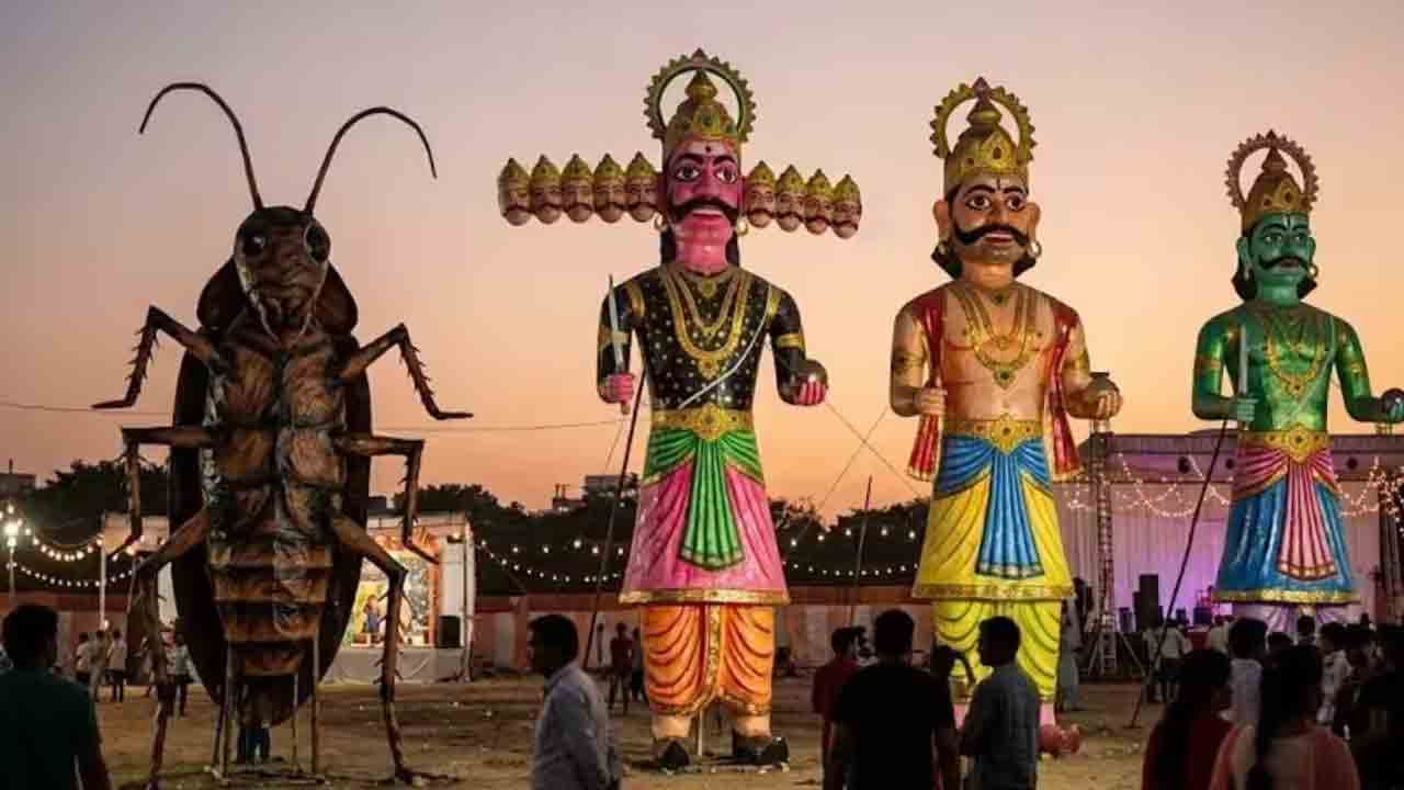 30 అడుగుల బొద్దింక దిష్టిబొమ్మ దహనం