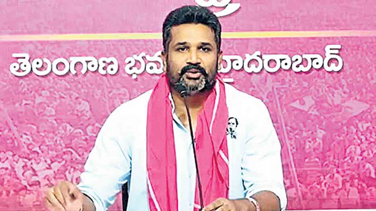 రాష్ట్రంలో కమీషన్ల సర్కార్‌.. బిల్డర్లను సీఎం బెదిరిస్తున్నరు