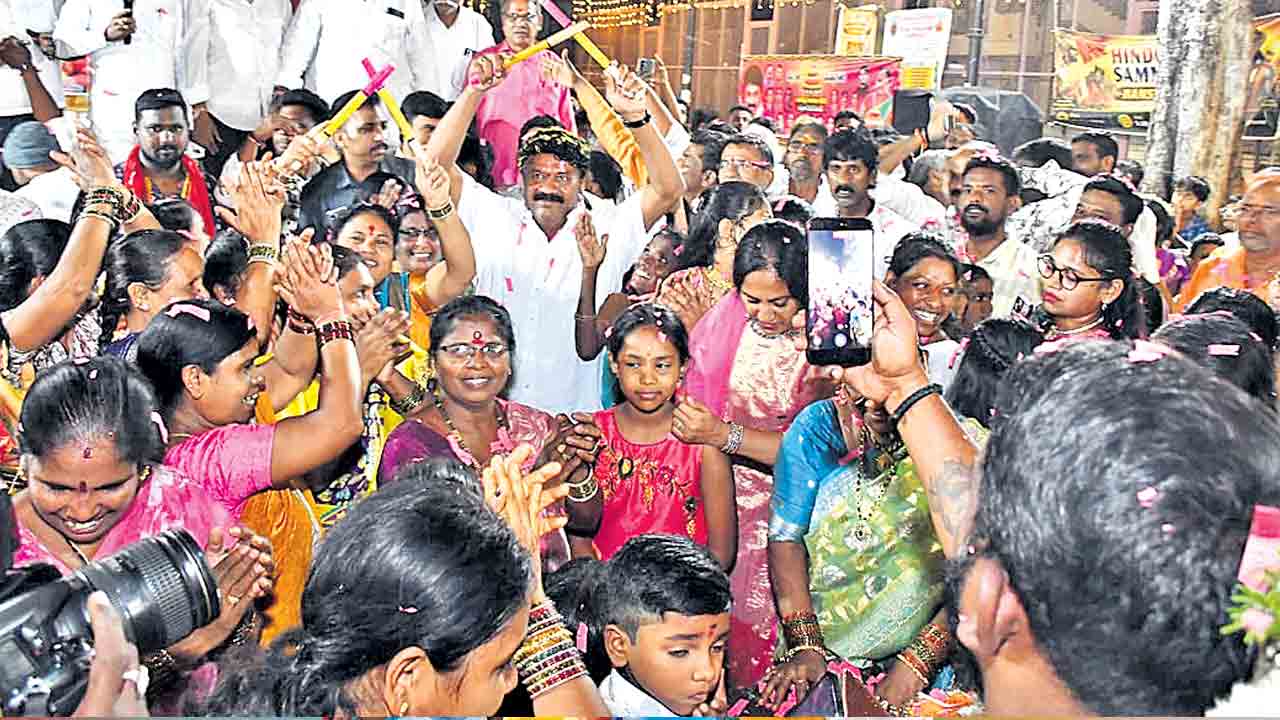 చిత్తూ చిత్తుల బొమ్మ.. శివుని ముద్దుల గుమ్మ
