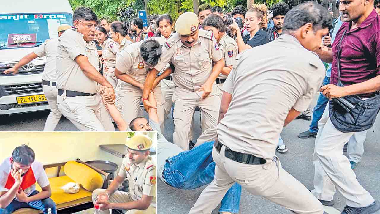 ఢిల్లీలో విద్యార్థుల మెరుపు నిరసనలు