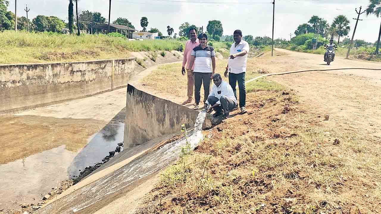 బతుకమ్మకూ నీళ్లులేవు.. కాంగ్రెస్‌ తెచ్చిన దుర్గతి