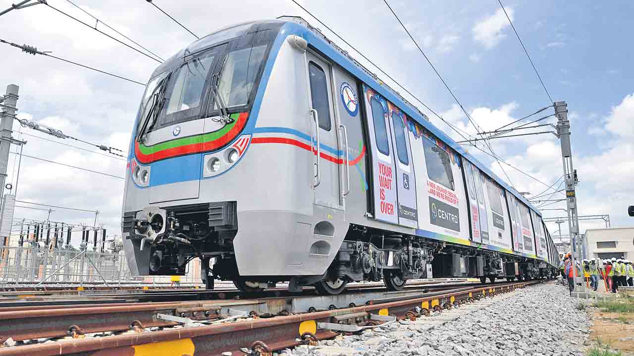 మెట్రోకు నష్టాల సెగ.. అర్థ సంవత్సరంలో రూ. 405 కోట్లకు పైగా లోటు