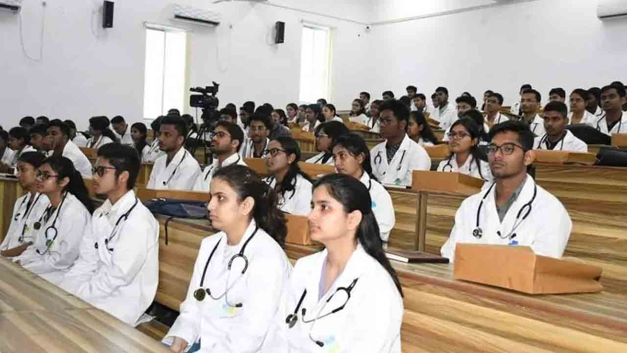 మెడికోలను చిదిమేస్తున్న ఒత్తిడి.. అర్ధాంతరంగా తనువు చాలిస్తున్న యువ వైద్యులు