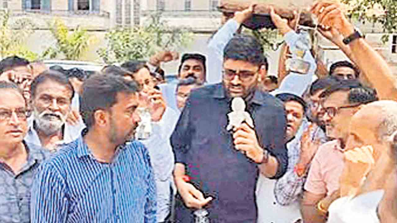 గుజరాత్‌లో విద్యుత్తు సంక్షోభం.. మోదీ స్వరాష్ట్రంలో చీకట్లు.. కోతలతో జనం అవస్థలు