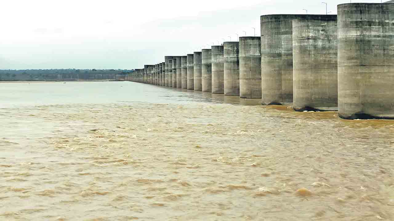 వదిలేసిన నీళ్లు.. 734 టీఎంసీలు