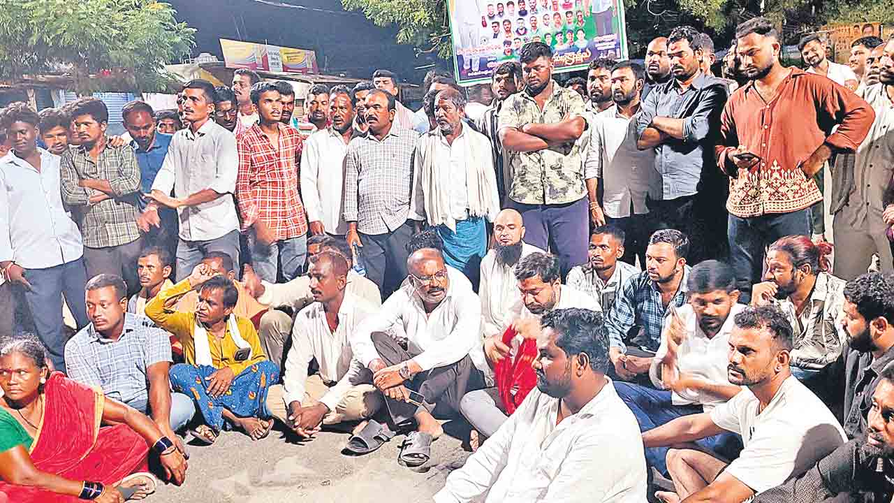 తాళ్లపేటలో కాంగ్రెస్‌ శ్రేణుల బాహాబాహీ