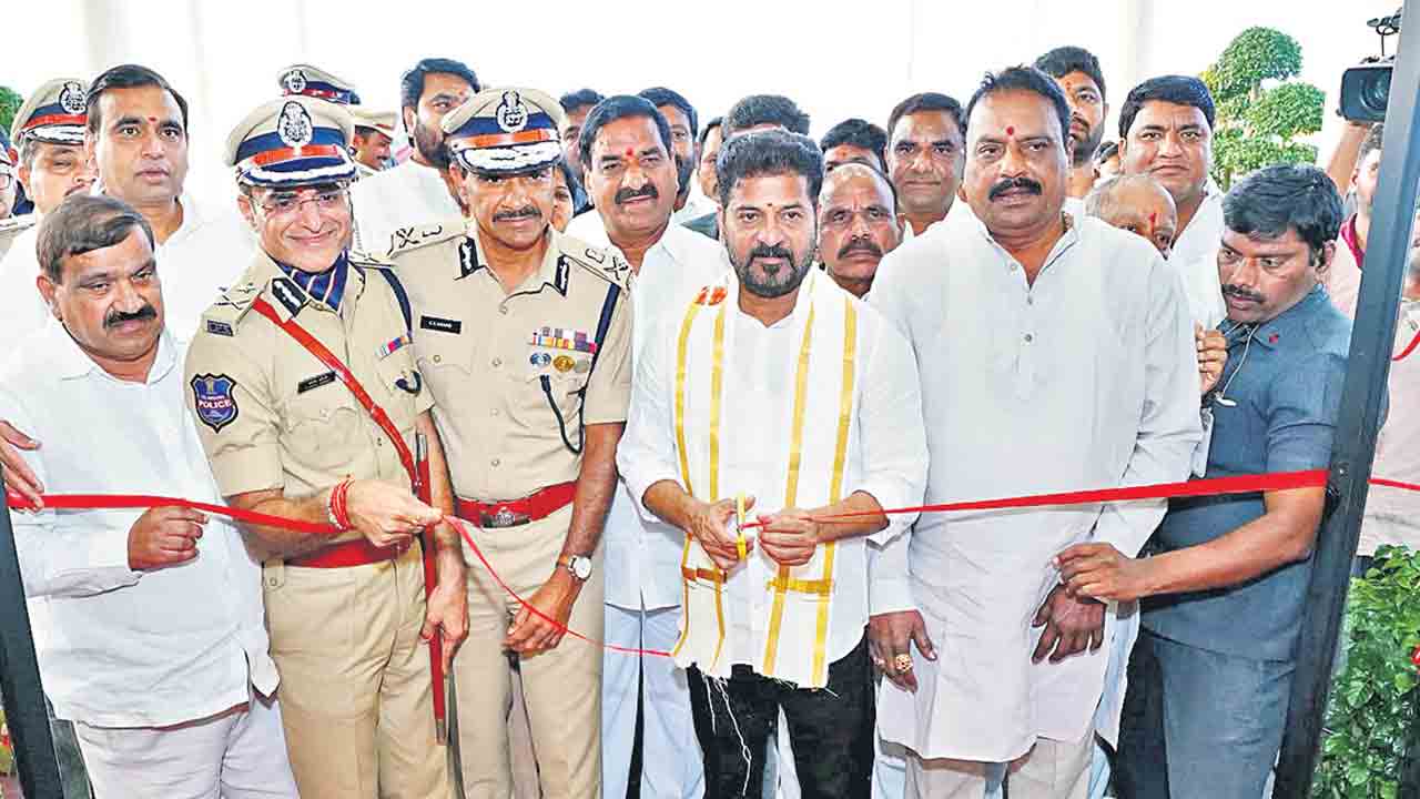 సిల్‌ వర్సిటీ పనుల్లో వేగం పెంచండి.. అధికారులకు సీఎం రేవంత్‌ ఆదేశం