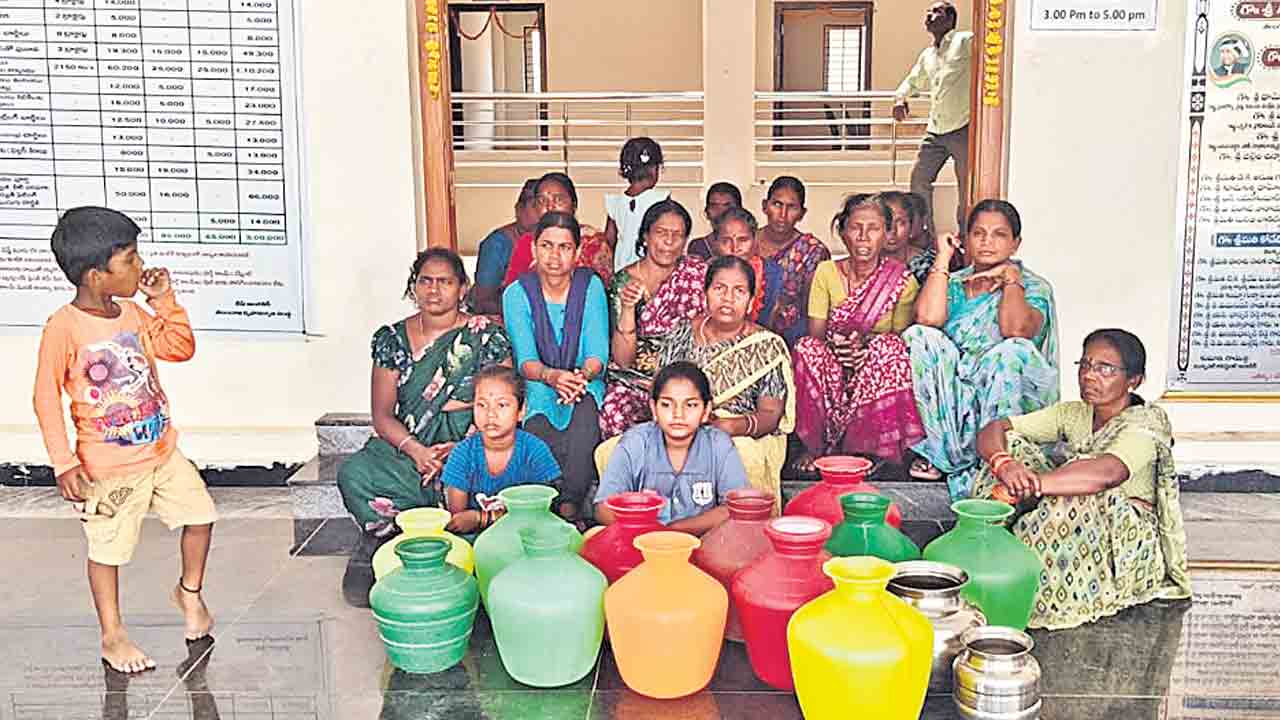 తాగునీటి కోసం ఖాళీ బిందెలతో నిరసన
