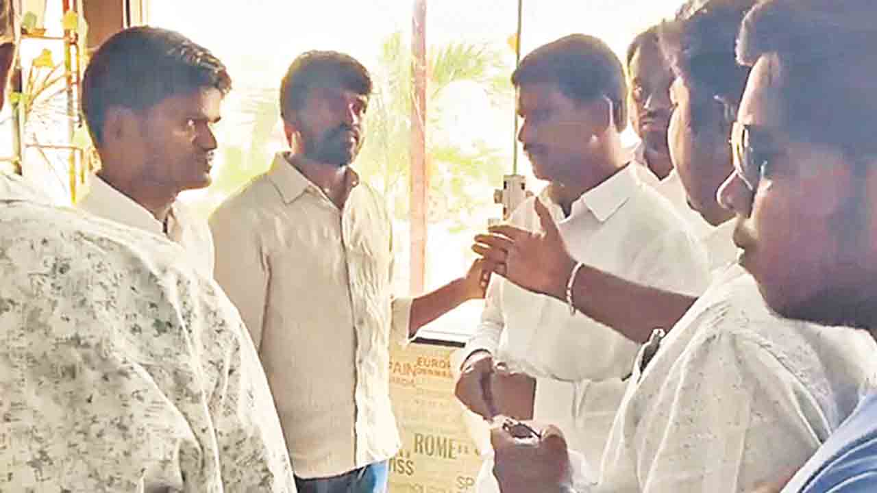 బీఆర్‌ఎస్‌ నేతల భూముల్లో యూట్యూబర్‌ దౌర్జన్యం