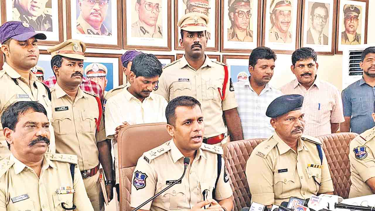 యువతిగా నటిస్తూ హనీట్రాప్‌