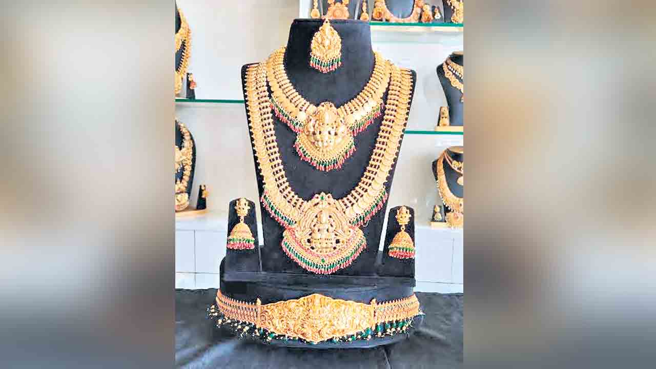 పసిడికి ఆదరణ కరువు.. మార్కెట్‌లో పడిపోతున్న ధరలు
