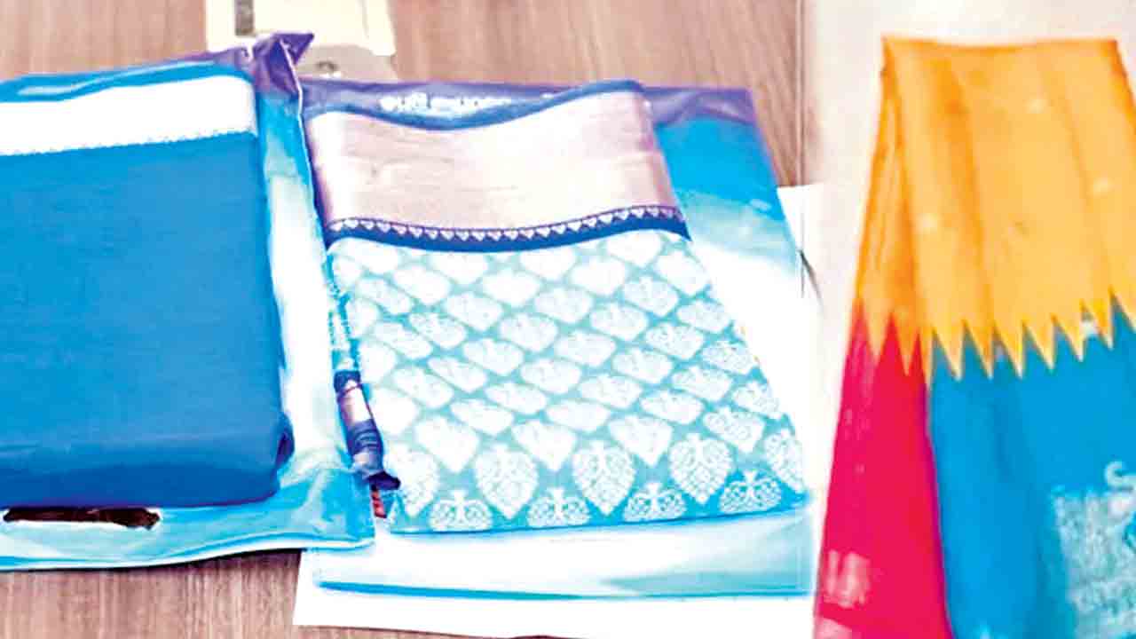 ఇందిరమ్మ చీరలకు బిల్లుల గండం.. పెండింగ్‌లో రూ.120 కోట్ల బకాయి