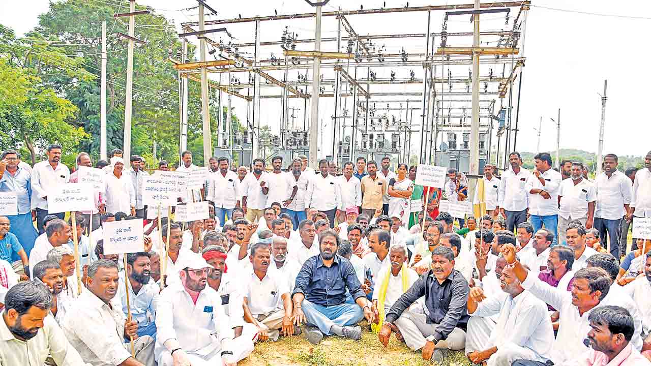పంటలను ఎండబెడుతున్న కాంగ్రెస్‌.. కరెంటు, నీళ్లు ఇవ్వడం చేతగాని రేవంత్‌