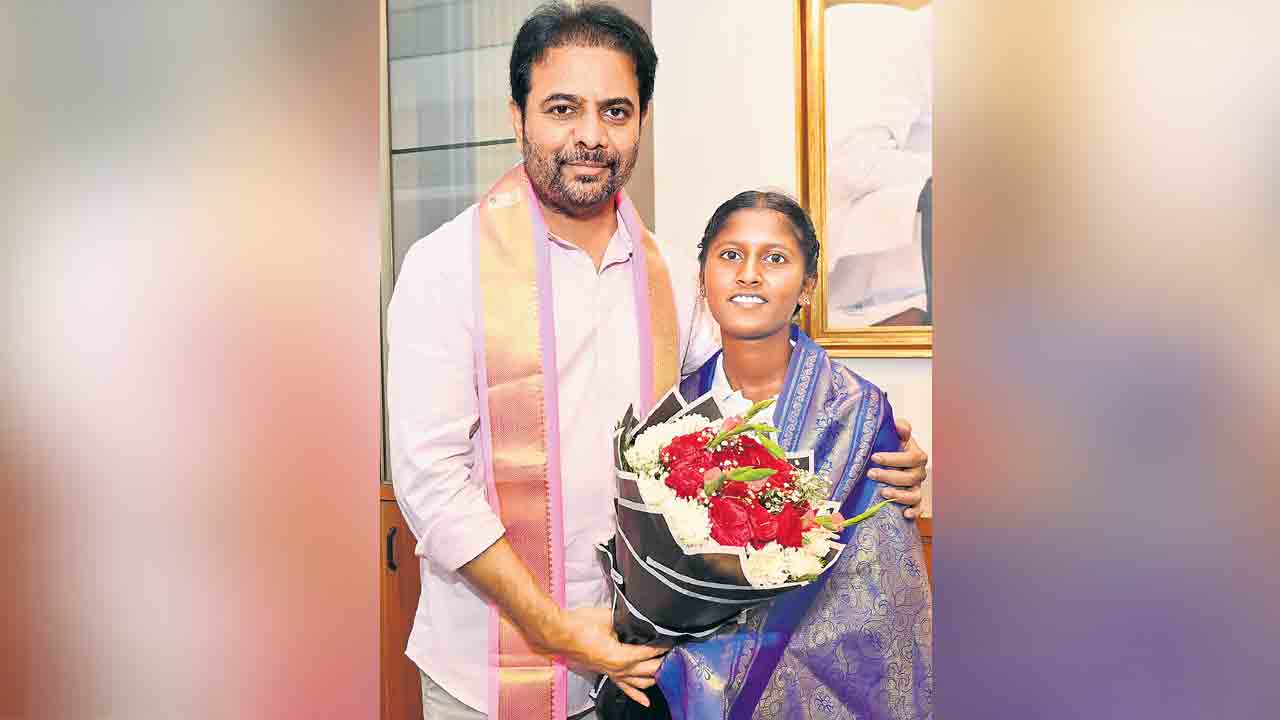 శభాష్‌ వంశిక.. జాతీయస్థాయి క్రికెట్‌కు ఎంపికైన విద్యార్థినిని అభినందించిన కేటీఆర్‌