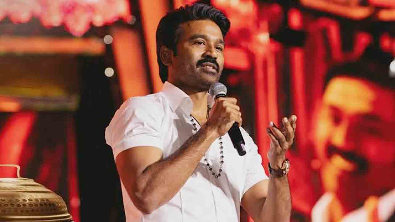 రాజకీయాల్లోకి ధనుష్‌.. మహిళా అభిమానులతో భేటీ