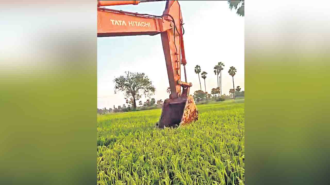 పంట పొలాల్లో బుల్డోజర్లు