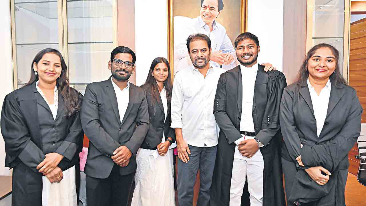 కేటీఆర్‌తో యువ న్యాయవాదుల భేటీ