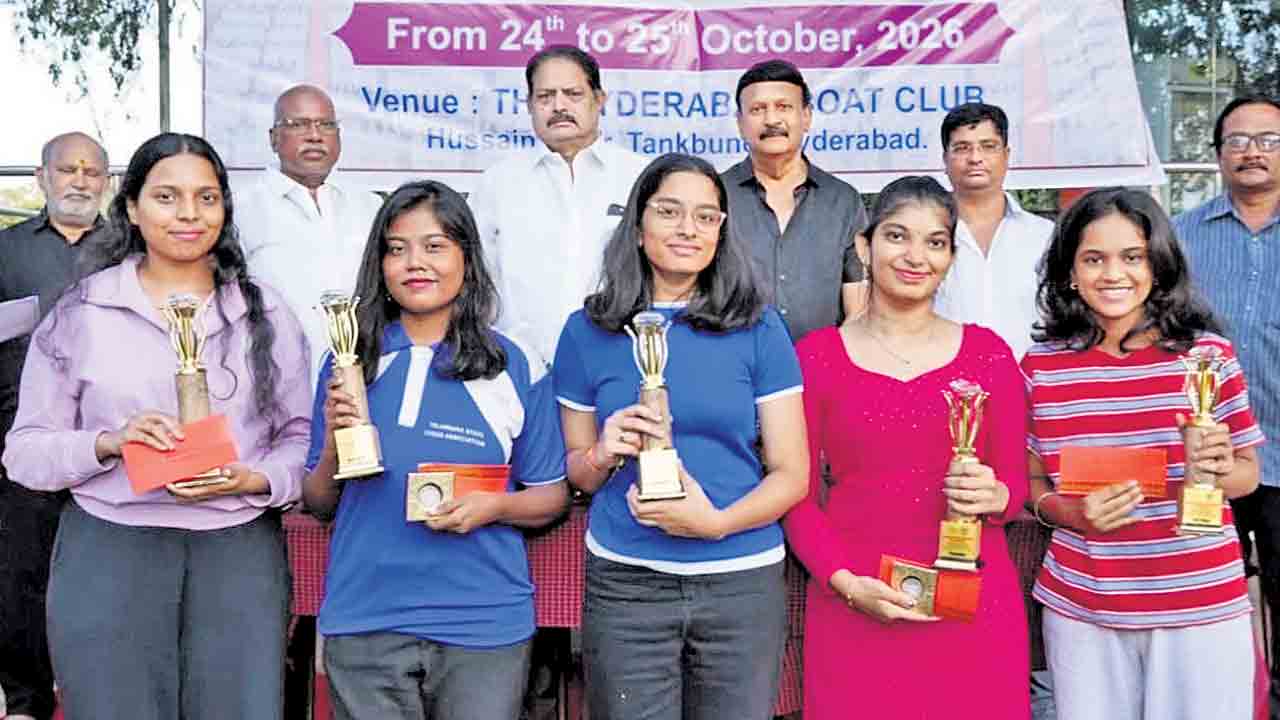 తెలంగాణ స్టేట్‌ చెస్‌ విన్నర్లు కీర్తి, శరణ్య