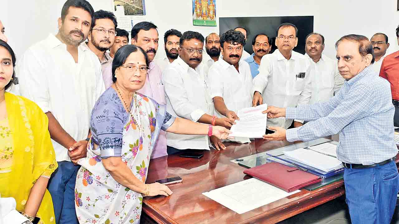 గ్రాడ్యుయేట్‌ ఓటర్ల నమోదులో నిర్లక్ష్యం.. ఓటు నమోదు గడువు పొడిగించాలి