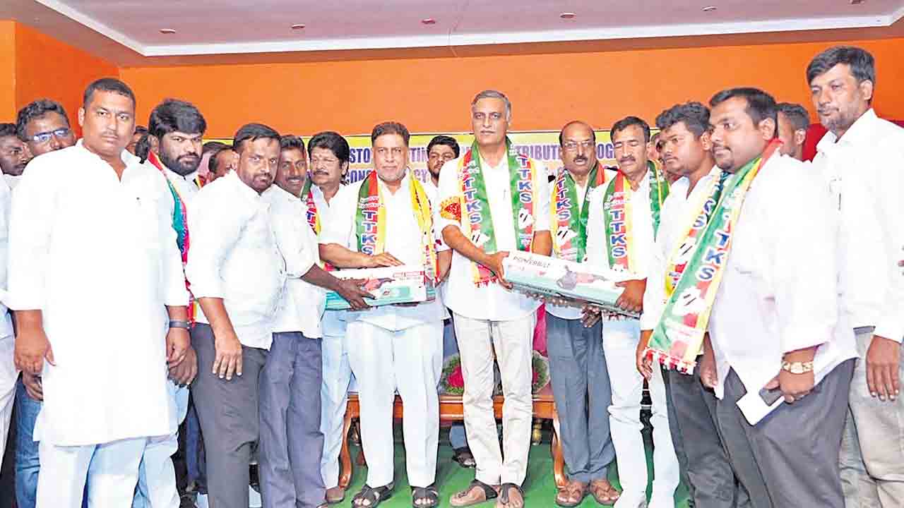 గ్యారెంటీలకు గోరీ కట్టిన రేవంత్‌.. కేసీఆర్‌ ప్రతి ఎకరాకూ నీళ్లిచ్చిన్రు