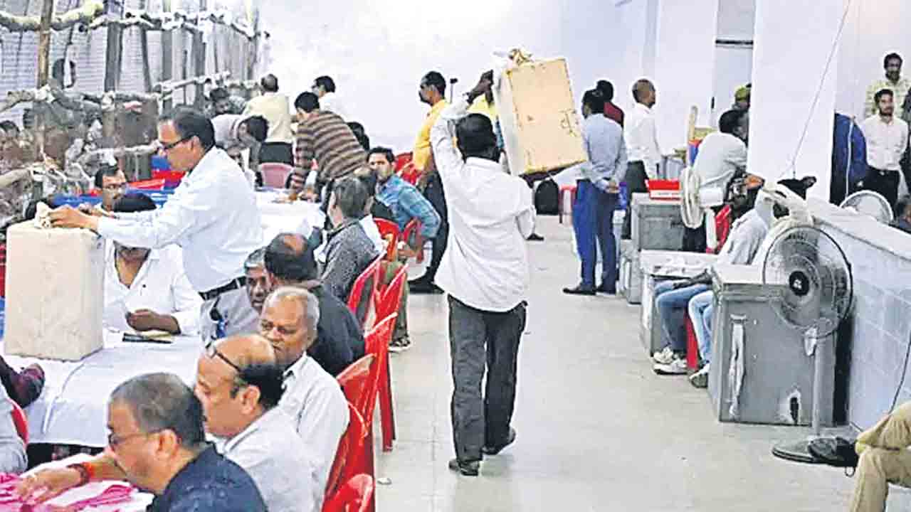 కర్ణాటక ఎమ్మెల్సీ ఎన్నికల్లో కాంగ్రెస్‌కు పరాభవం