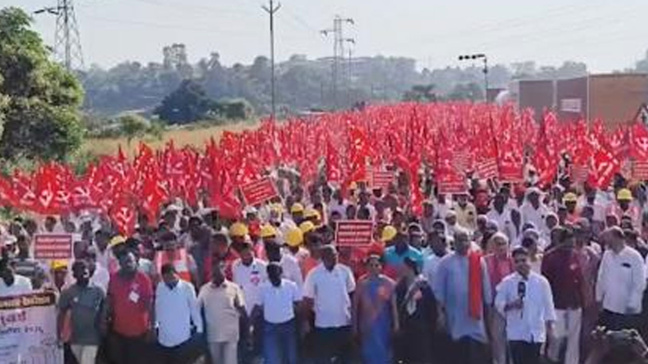 రుణమాఫీ కోరుతూ మహా రైతుల పాదయాత్ర