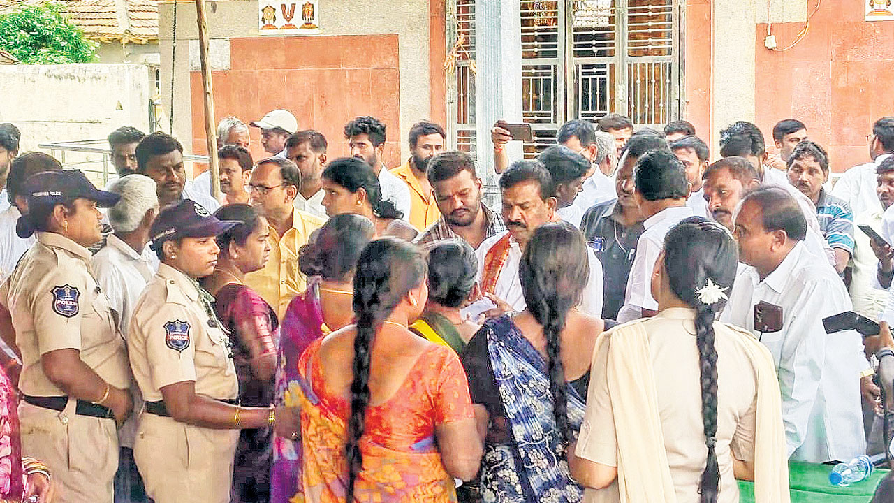 ‘బుర్ర తక్కువ మాటలు సాలు.. ఊకో’!