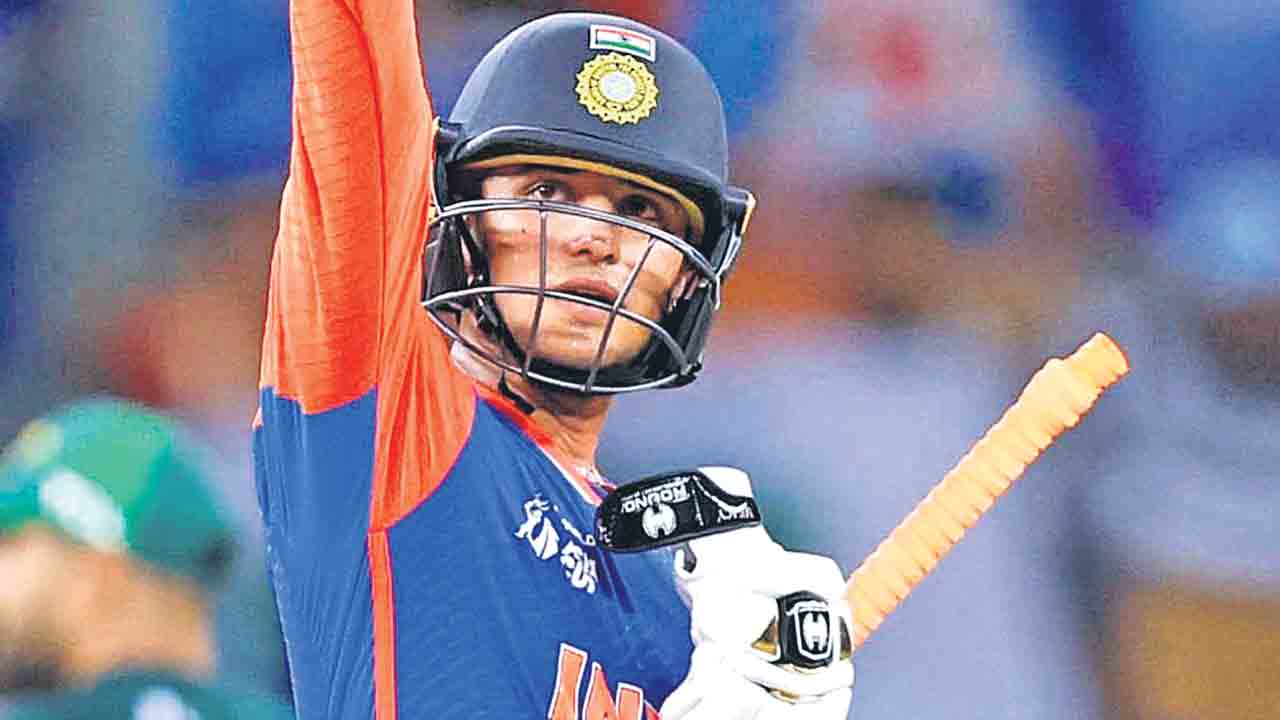 మళ్లీ అగ్రస్థానానికి అభిషేక్‌