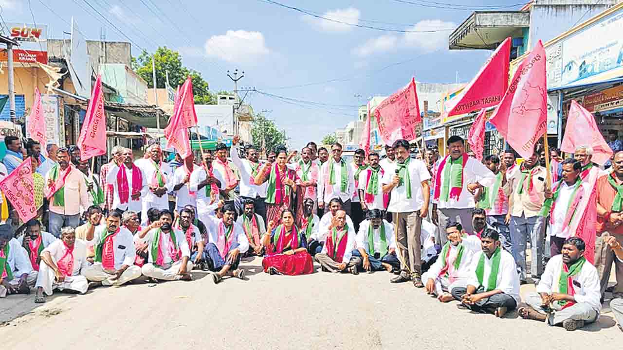 కరువుపై పెంట్లవెల్లిలో బీఆర్‌ఎస్‌ ధర్నా