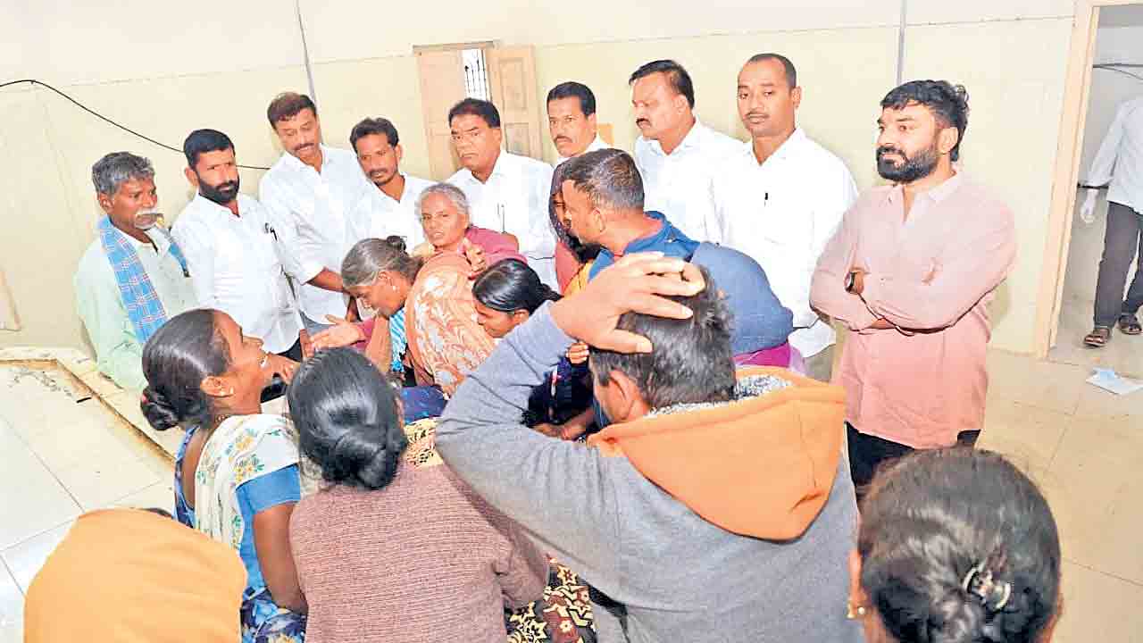 కేజీబీవీలో దళిత విద్యార్థిని అనుమానాస్పద మృతి