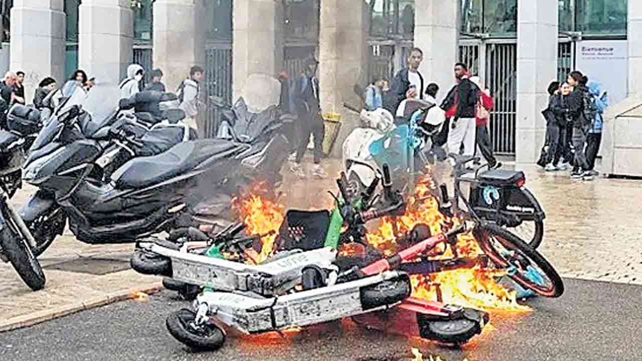 రగులుతున్న ఫ్రాన్స్‌!
