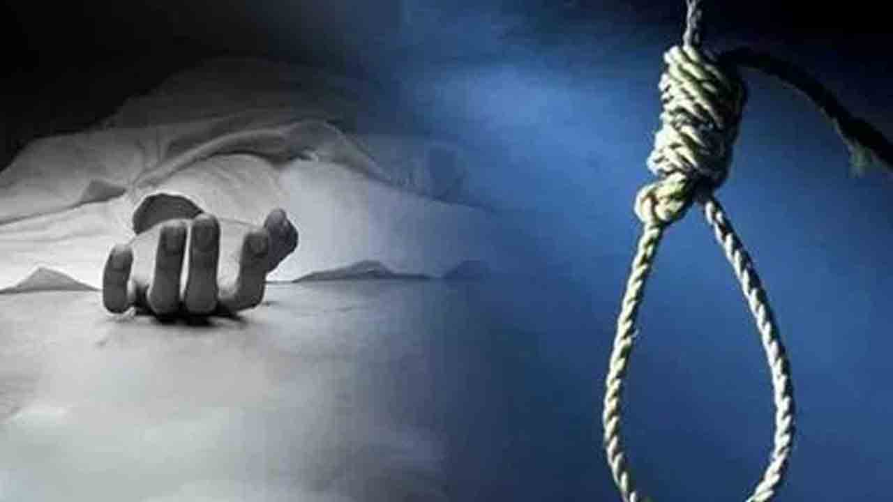 తహసీల్దార్‌ కార్యాలయం సాక్షిగా ఆత్మహత్య