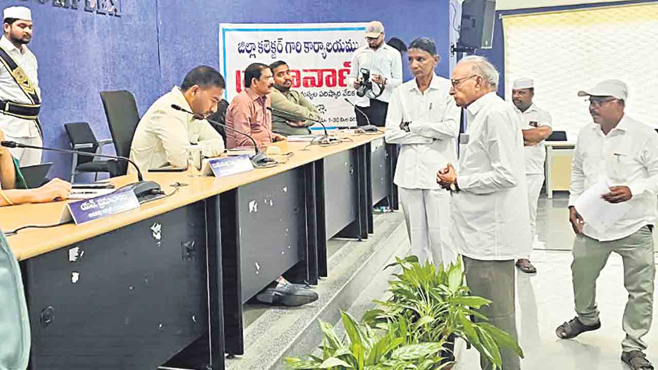 పొలం దారి ఆక్రమించిన బల్మూరి