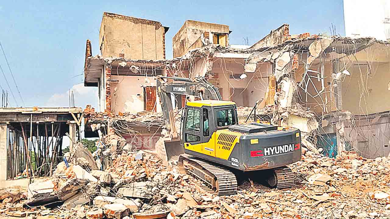 పోలీసుల భద్రత.. బుల్డోజర్ల మోత