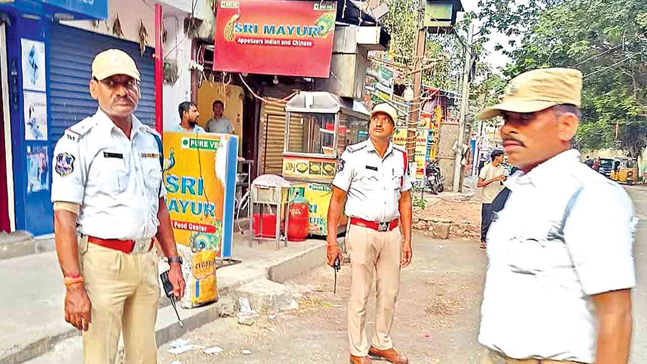 చిరు వ్యాపారులపై ప్రతాపం