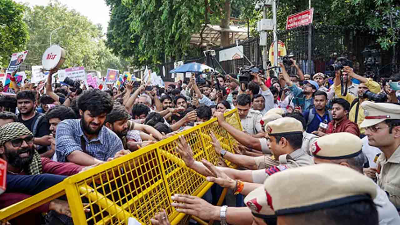 మహిళా జర్నలిస్టులకు వేధింపులు హేయం