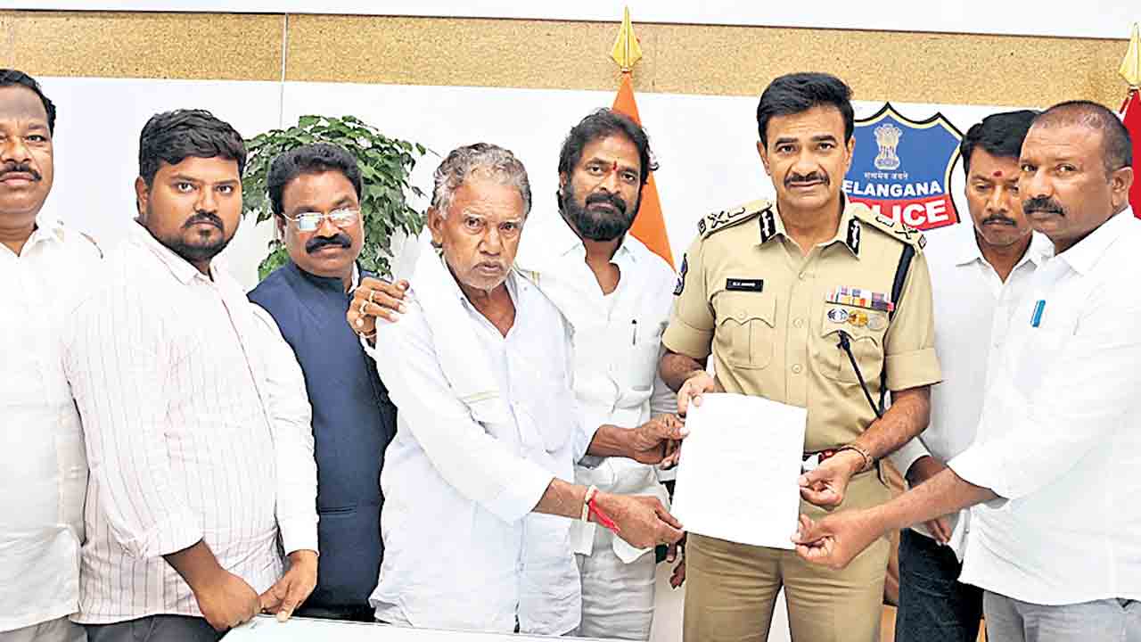 కుల వృత్తులపై ఆంక్షలు ఎలా విధిస్తారు?: శ్రీనివాస్‌గౌడ్‌