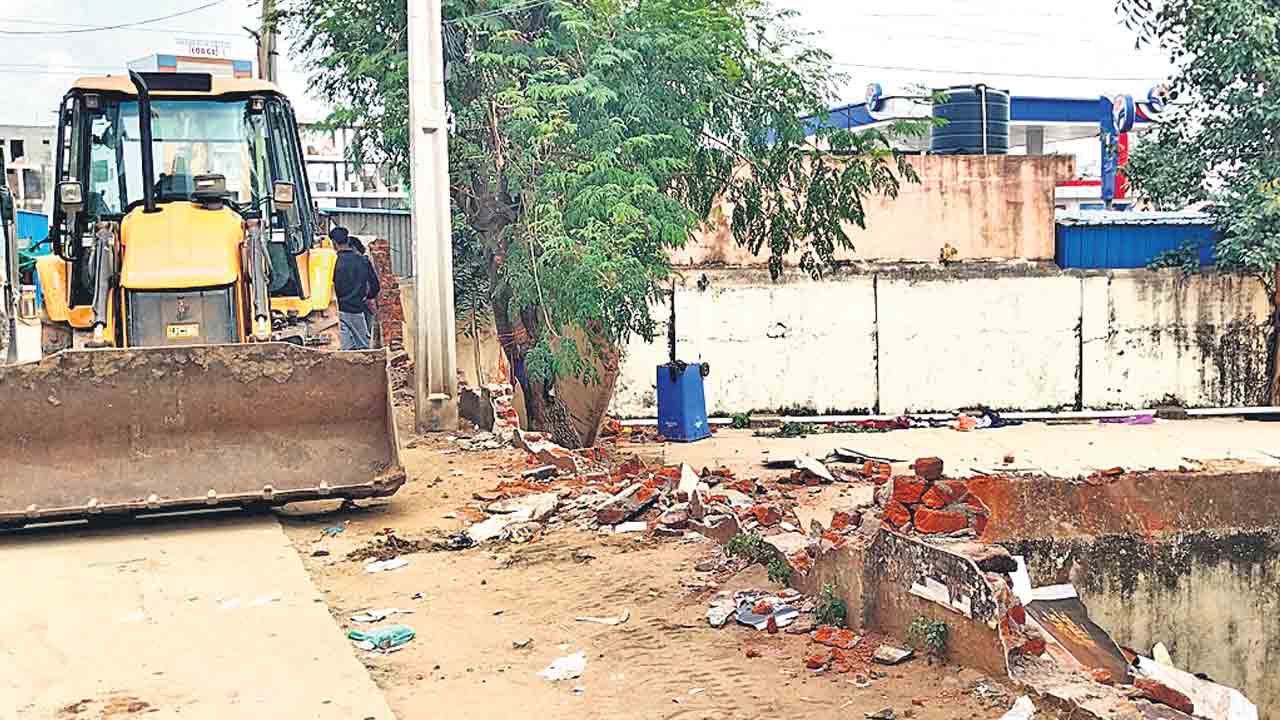 సీఎం ఇలాకాలో బుల్డోజర్ల మోత!