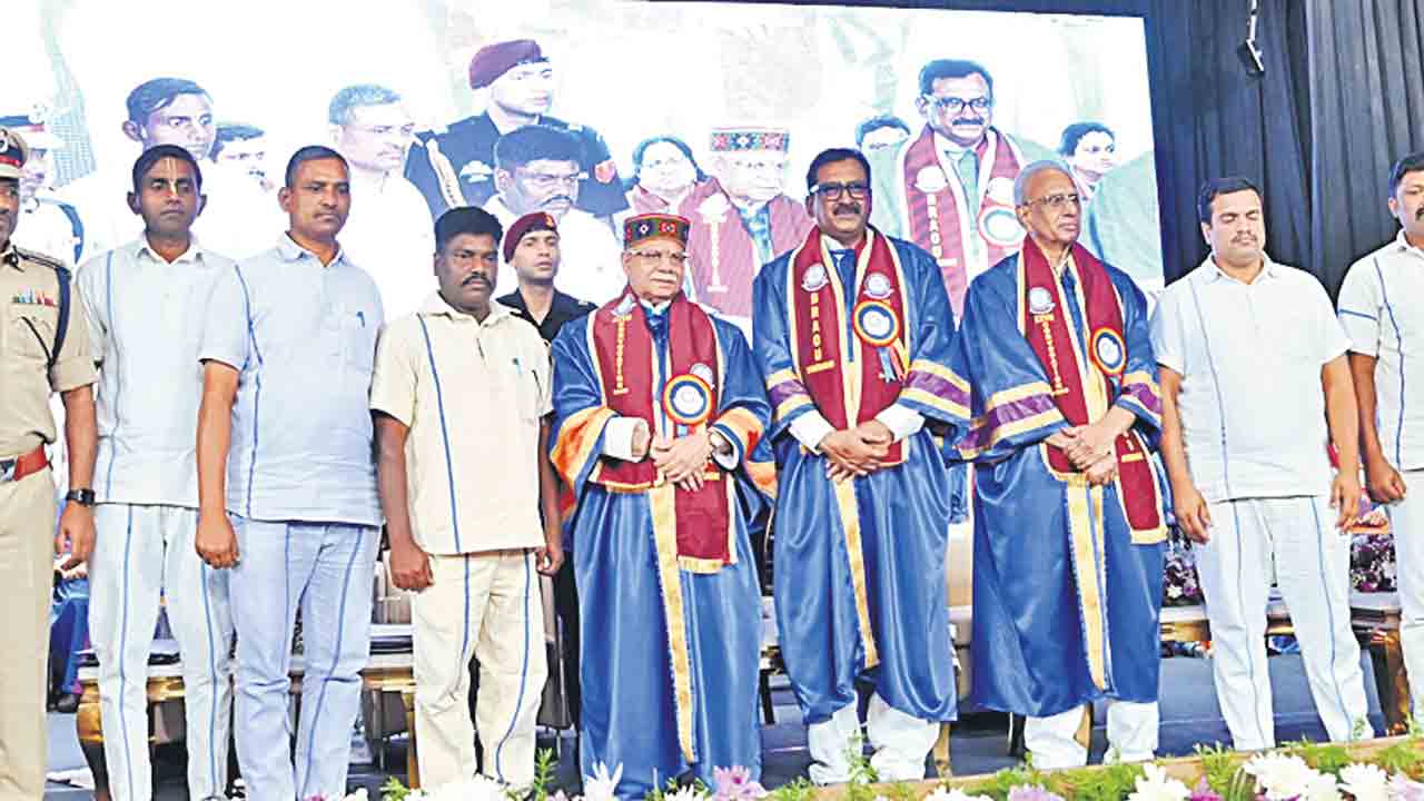 10 మంది ఖైదీలకు పీజీ పట్టాలు